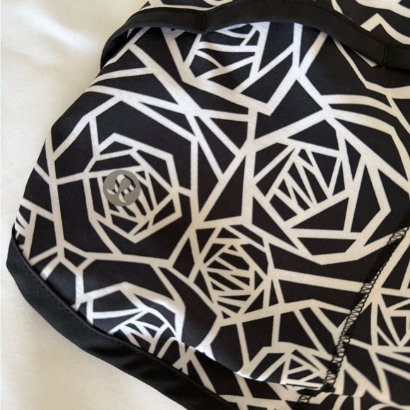 Lululemon Run: Speed Short‎ *2-way Stretch Pretty Palm Black Angel Wing / Black - Picture 3 of 10